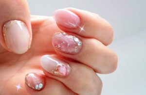 春っぽく、ピンク水晶とミラーメタルフレームのネイル✨